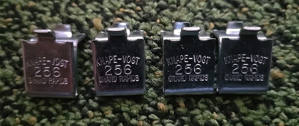 4 Pieces of Chrome Knape & Vogt 256 Adjustable Steel Pilaster Shelf Clips