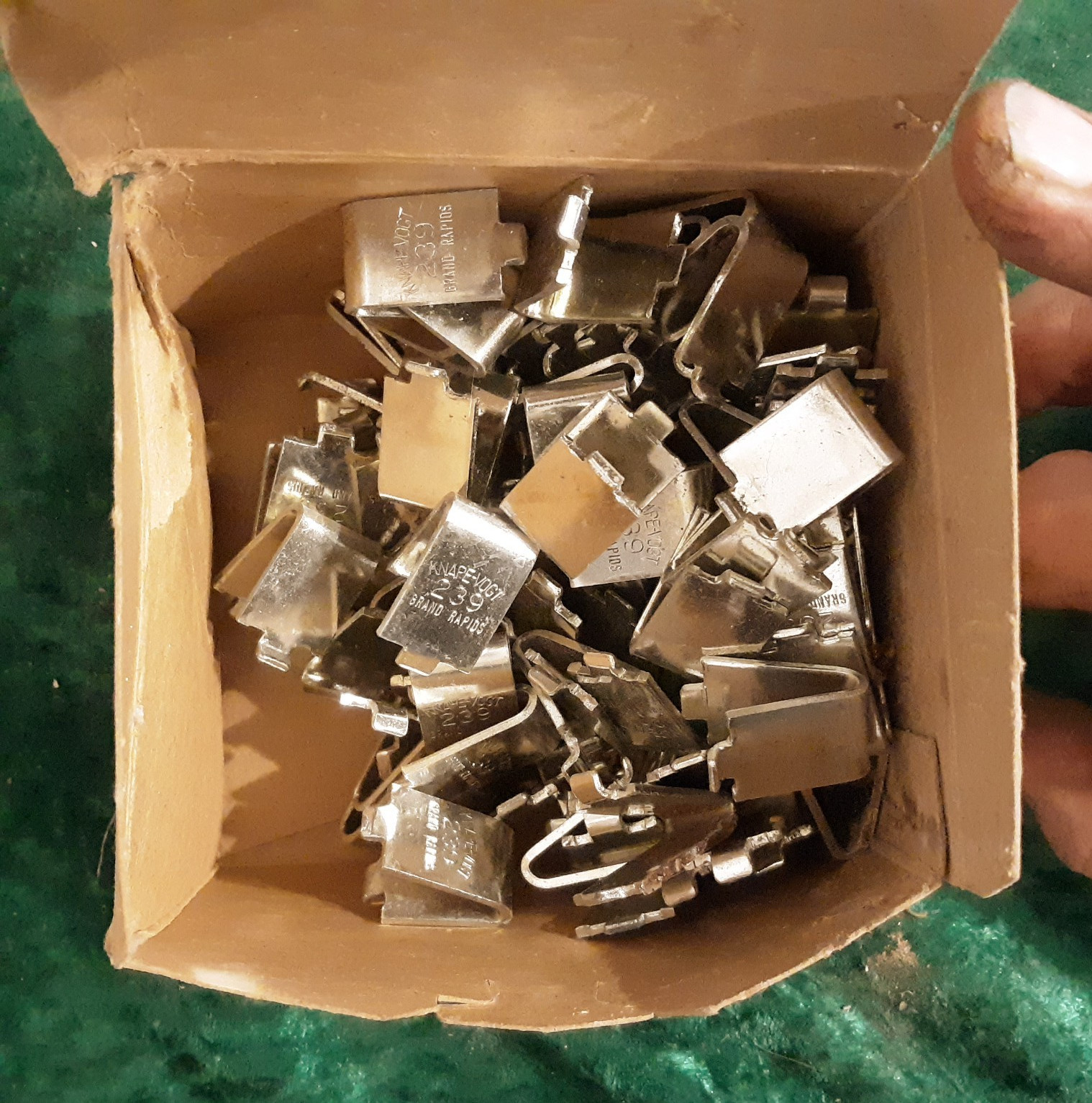 Knape & Vogt 239 type Shelf supports – In Box of 100 each. – NOS