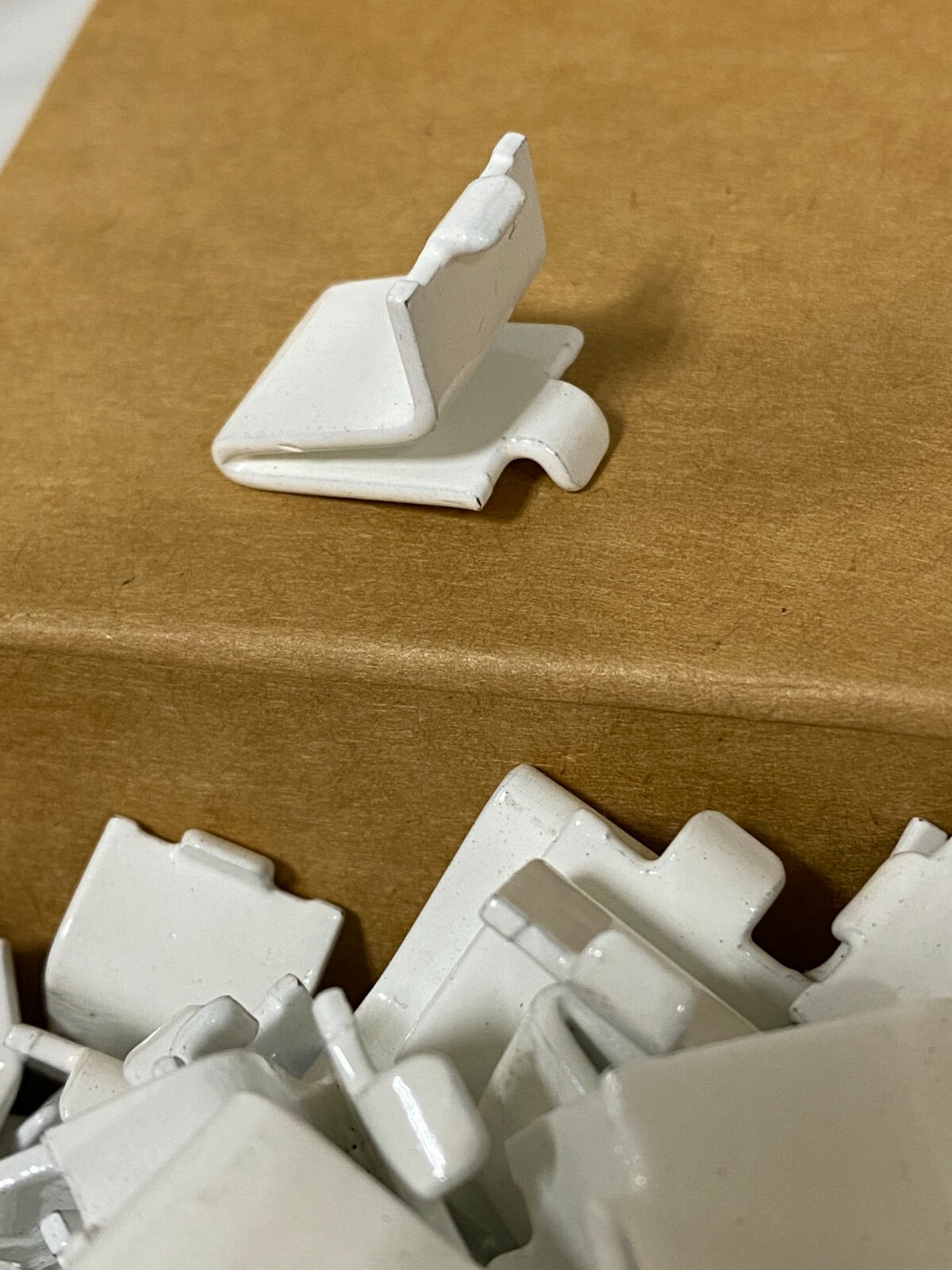 Knape & Vogt Adjustable Steel Pilaster Shelf Support Clip, White, 100 Pack