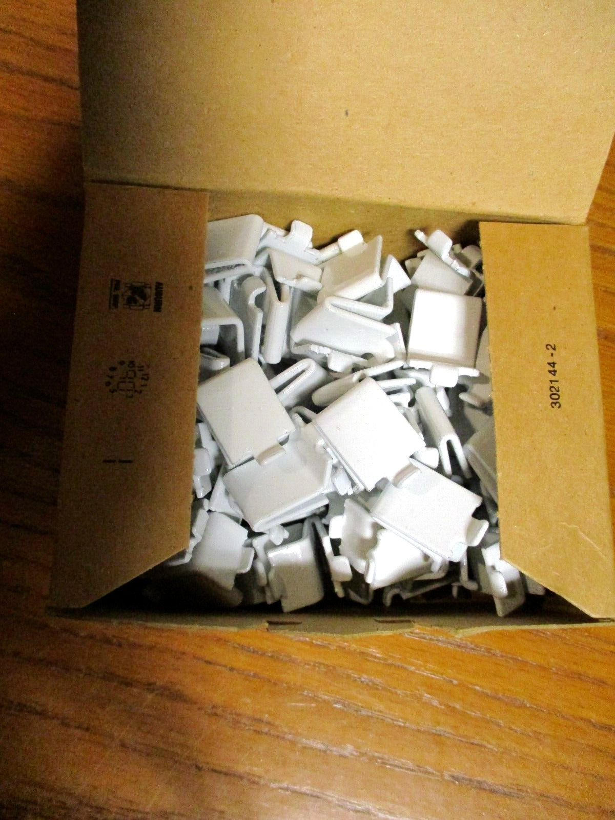 Box of Knape & Vogt Shelf Support White 256S – Box States 100 Count